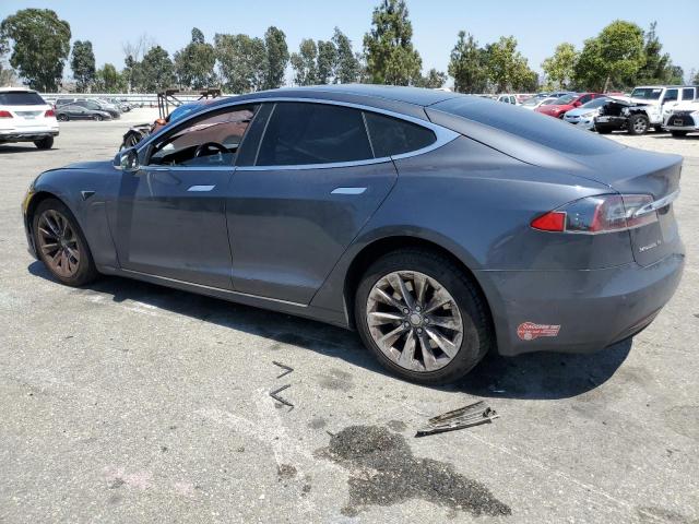 5YJSA1E20JF273495 - 2018 TESLA MODEL S Сірий фото 2