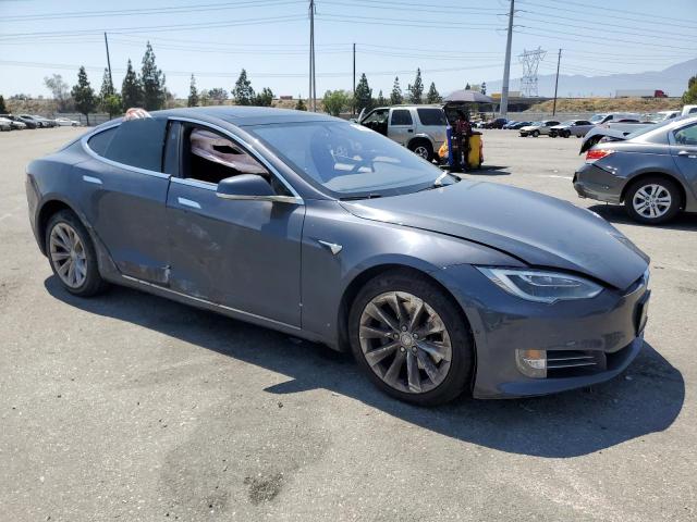 5YJSA1E20JF273495 - 2018 TESLA MODEL S Сірий фото 4