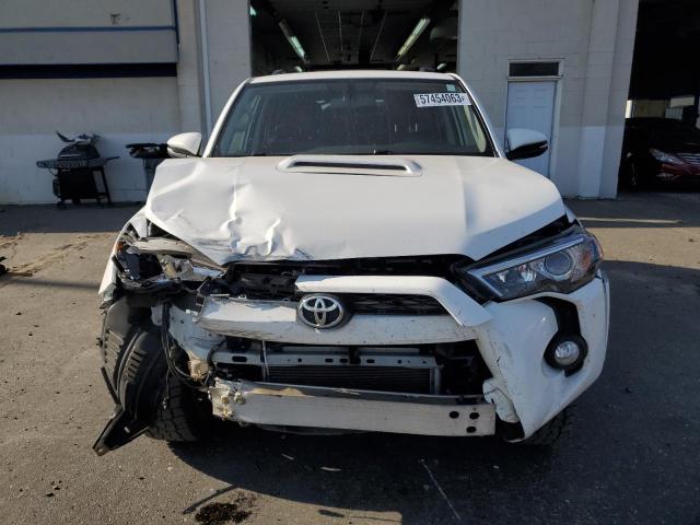 JTEBU5JR3K5728355 - 2019 TOYOTA 4-RUNNER SR5 WHITE photo 5