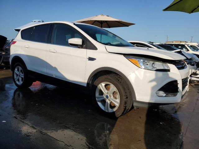 1FMCU9G93GUA31459 - 2016 FORD ESCAPE SE WHITE photo 4