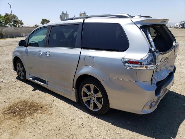 5TDXZ3DCXJS965943 - 2018 TOYOTA SIENNA SE SILVER photo 2