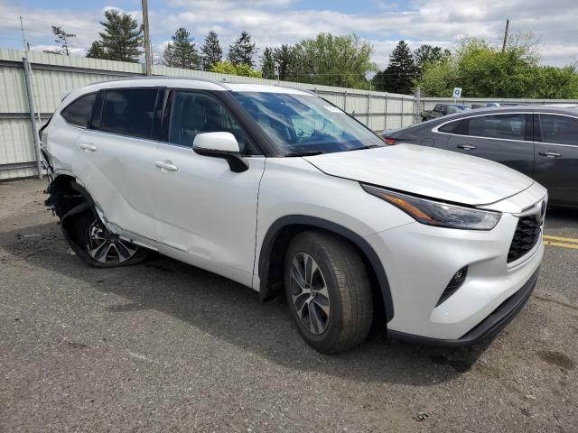 5TDGZRBH7NS589533 - 2022 TOYOTA HIGHLANDER XLE WHITE photo 4