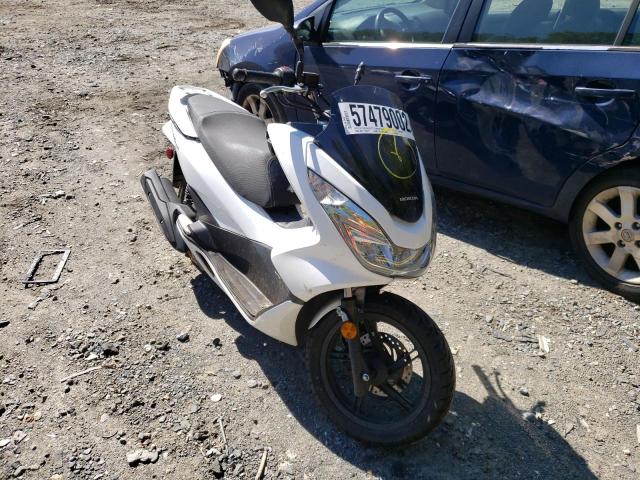 RLHKF1807HY200646 - 2017 HONDA PCX 150 WHITE photo 1