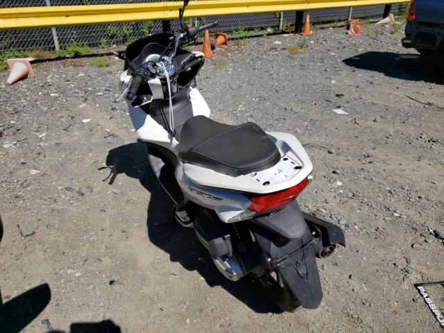 RLHKF1807HY200646 - 2017 HONDA PCX 150 WHITE photo 3