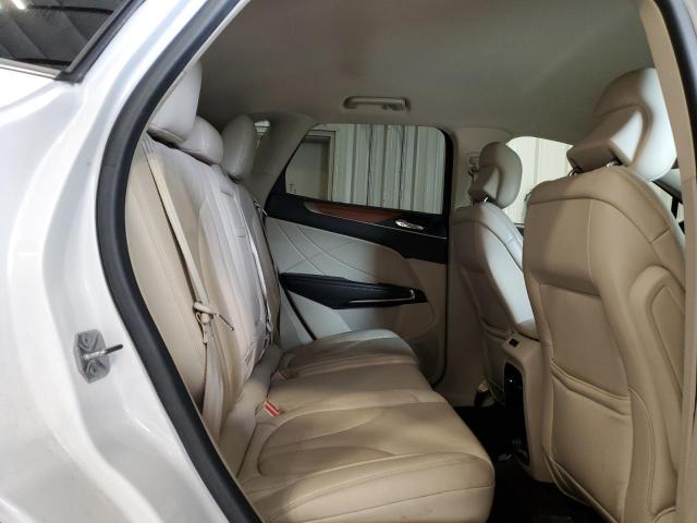 5LMCJ2D95HUL45133 - 2017 LINCOLN MKC SELECT WHITE photo 11