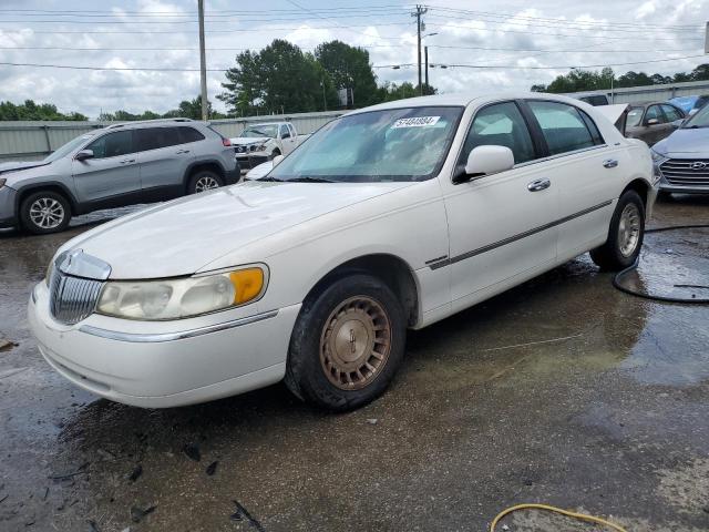 1LNFM81W0WY655829 - 1998 LINCOLN TOWN CAR EXECUTIVE WHITE photo 1