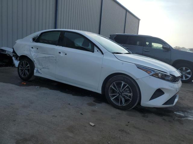 3KPF24AD8NE425722 - 2022 KIA FORTE FE WHITE photo 4