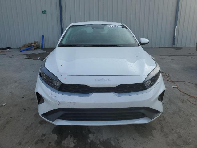 3KPF24AD8NE425722 - 2022 KIA FORTE FE WHITE photo 5