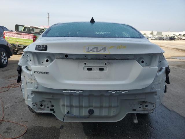 3KPF24AD8NE425722 - 2022 KIA FORTE FE WHITE photo 6