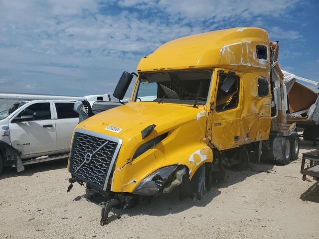 4V4NC9EH4LN262793 - 2020 VOLVO VN VNL YELLOW photo 2