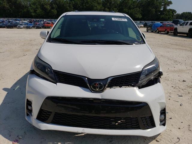 5TDXZ3DC0JS947533 - 2018 TOYOTA SIENNA SE WHITE photo 5