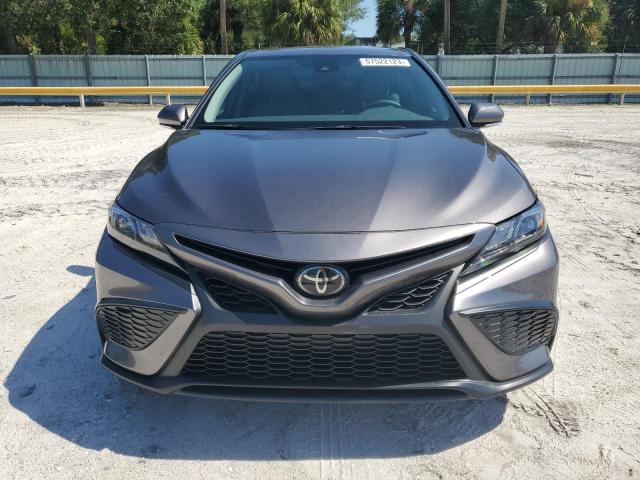 4T1G11AK9PU735897 - 2023 TOYOTA CAMRY SE NIGHT SHADE GRAY photo 5