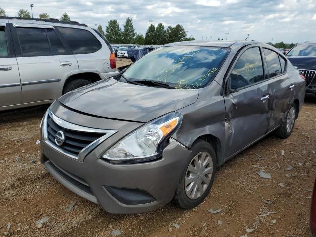 3N1CN7APXHL812216 - 2017 NISSAN VERSA S GRAY photo 2