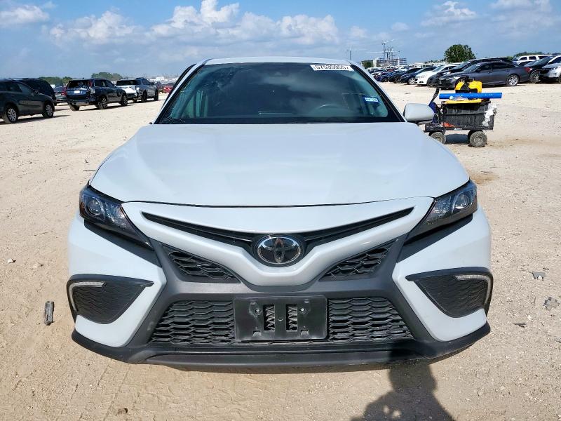 4T1G11AK4RU238176 - 2024 TOYOTA CAMRY SE NIGHT SHADE WHITE photo 5