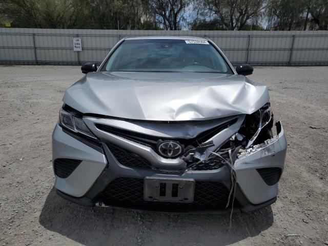 4T1G11AK5LU313040 - 2020 TOYOTA CAMRY SE SILVER photo 5