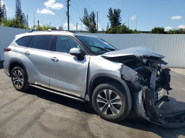 5TDGZRAH8MS521371 - 2021 TOYOTA HIGHLANDER XLE SILVER photo 4