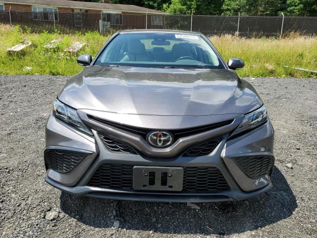 4T1G11AK1RU214417 - 2024 TOYOTA CAMRY SE NIGHT SHADE GRAY photo 5