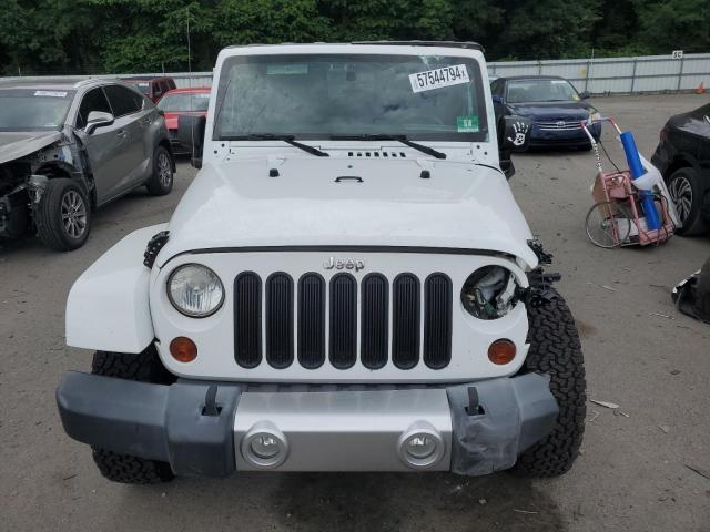 1C4AJWBG1CL269271 - 2012 JEEP WRANGLER SAHARA WHITE photo 5