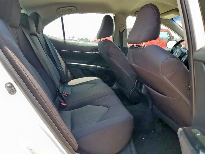 4T1B11HK4JU548932 - 2018 TOYOTA CAMRY L WHITE photo 10