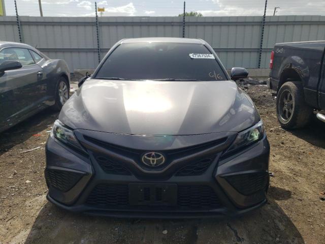 4T1T11BK1PU101318 - 2023 TOYOTA CAMRY SE NIGHT SHADE GRAY photo 5