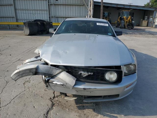 1ZVFT82H355160822 - 2005 FORD MUSTANG GT SILVER photo 5