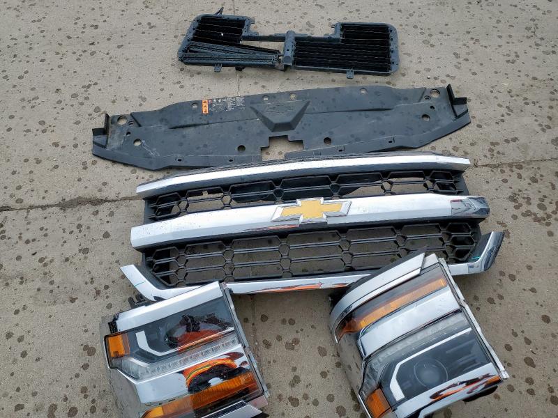 3GCUCRER1JG361612 - 2018 CHEVROLET SILVERADO C1500 LT 银色 照片 12