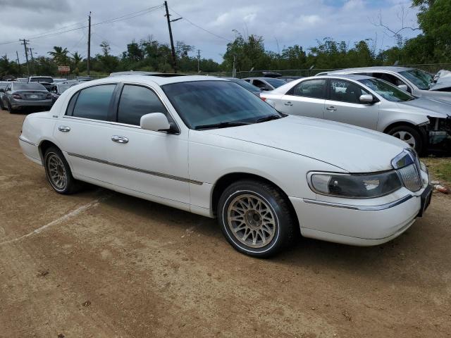 1LNHM82W52Y642799 - 2002 LINCOLN TOWN CAR SIGNATURE WHITE photo 4