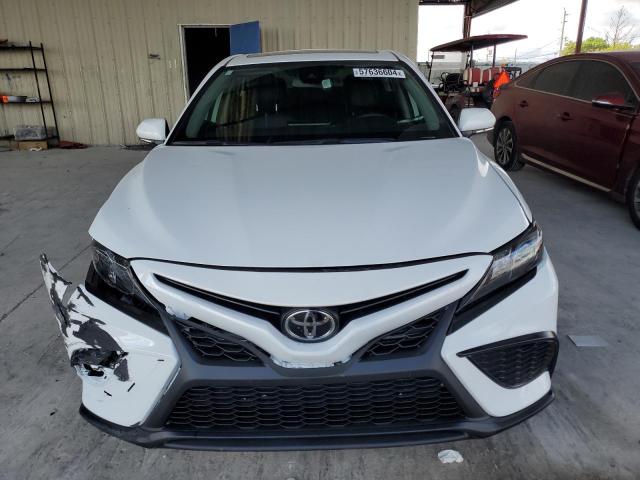 4T1T11AK3RU897333 - 2024 TOYOTA CAMRY SE NIGHT SHADE WHITE photo 5