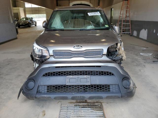 KNDJN2A2XJ7586068 - 2018 KIA SOUL GRAY photo 5