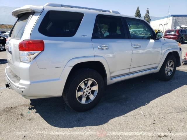 JTEZU5JR9B5023400 - 2011 TOYOTA 4RUNNER SR5 SILVER photo 3