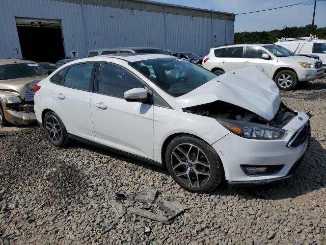 1FADP3H20HL321766 - 2017 FORD FOCUS SEL WHITE photo 4