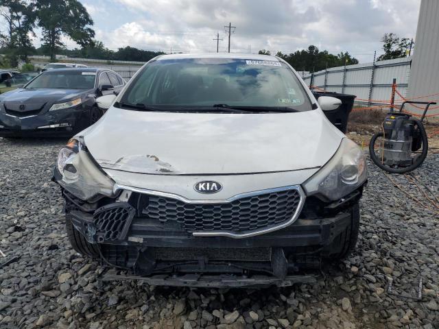 KNAFX4A63G5596618 - 2016 KIA FORTE LX WHITE photo 5