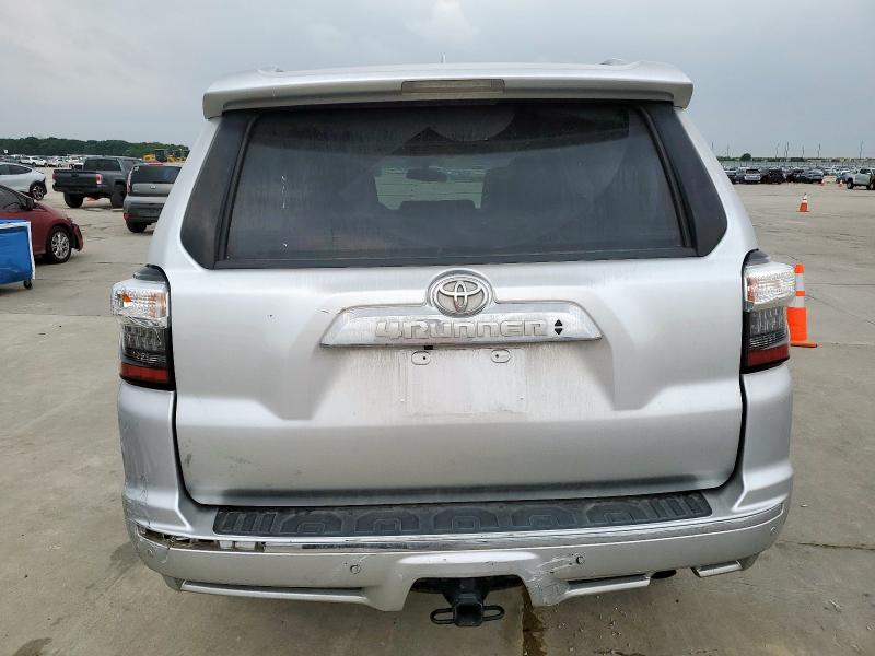 JTEZU5JR9J5166264 - 2018 TOYOTA 4RUNNER SR5 SILVER photo 6