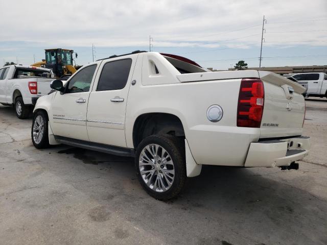 3GNTKGE78DG261388 - 2013 CHEVROLET AVALANCHE LTZ WHITE photo 2