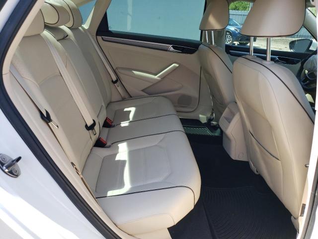 1VWDT7A35HC054010 - 2017 VOLKSWAGEN PASSAT R-LINE Weiß Foto 10