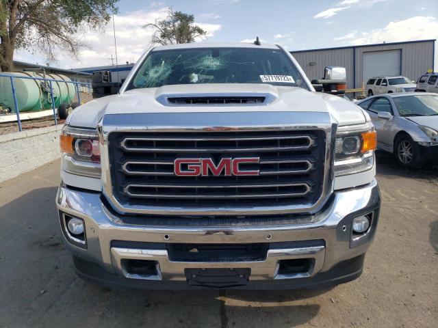 1GT12TEY3JF280302 - 2018 GMC SIERRA K2500 SLT WHITE photo 5