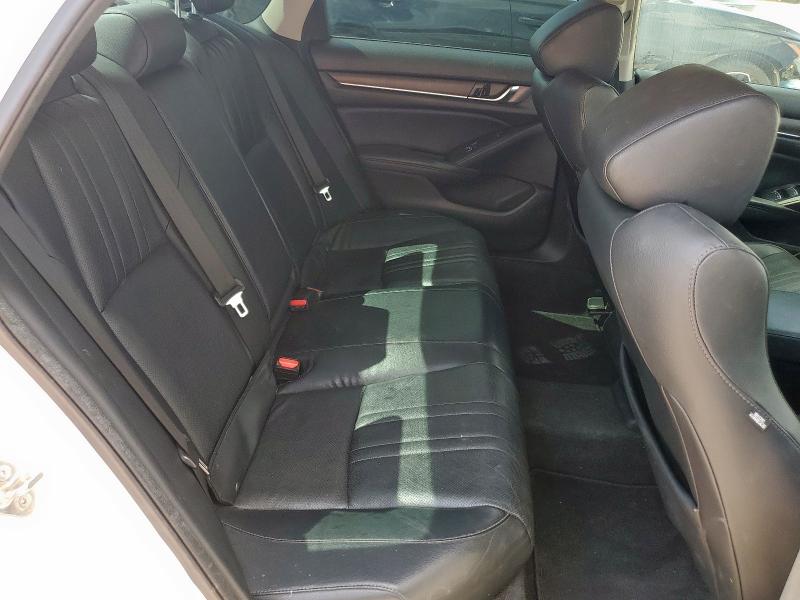 1HGCV1F96JA215700 - 2018 HONDA ACCORD TOURING WHITE photo 10