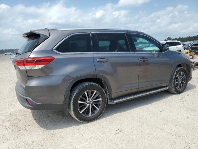 5TDKZRFH4HS213946 - 2017 TOYOTA HIGHLANDER SE GRAY photo 3