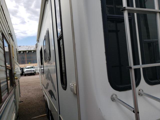 4YDF295244D508471 - 2004 KEYSTONE MONTANA WHITE photo 3