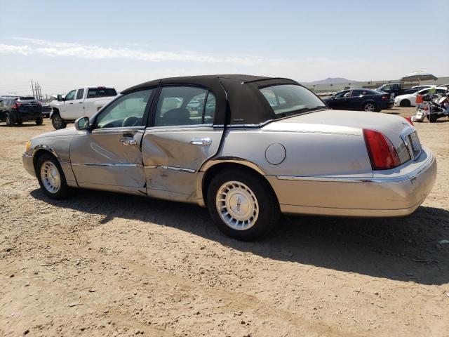 1LNHM81W3XY695610 - 1999 LINCOLN TOWN CAR EXECUTIVE SILVER photo 2