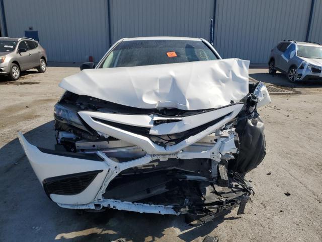 4T1G11AK1PU784818 - 2023 TOYOTA CAMRY SE NIGHT SHADE WHITE photo 5