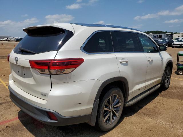 5TDKZRFH6JS264032 - 2018 TOYOTA HIGHLANDER SE WHITE photo 3