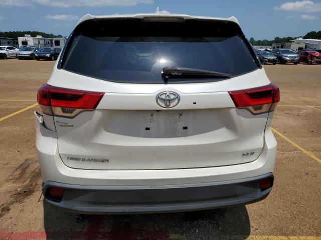 5TDKZRFH6JS264032 - 2018 TOYOTA HIGHLANDER SE WHITE photo 6