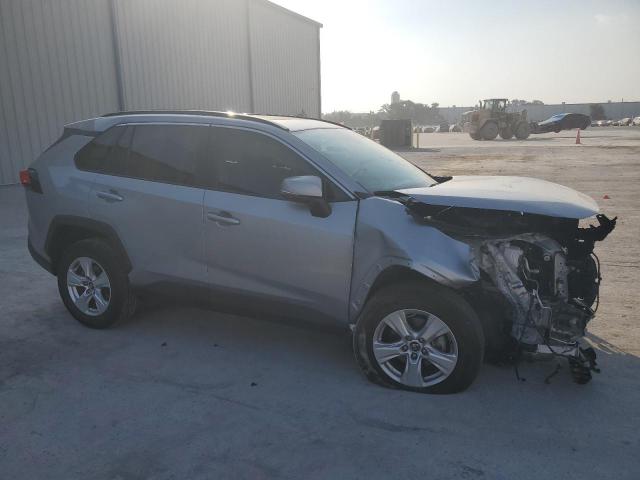 2T3W1RFV6MC098825 - 2021 TOYOTA RAV4 XLE SILVER photo 4