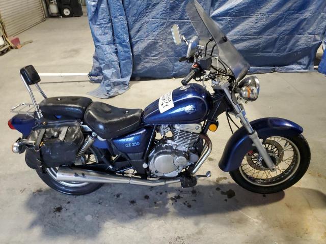 VTTNJ48A032101472 - 2003 SUZUKI GZ250 BLUE photo 9