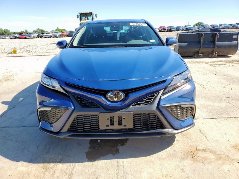 4T1G11AKXPU167014 - 2023 TOYOTA CAMRY SE NIGHT SHADE BLUE photo 5