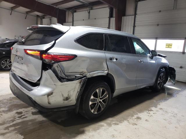 5TDGZRBH6NS163543 - 2022 TOYOTA HIGHLANDER XLE 银色 照片 3