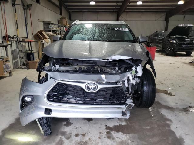 5TDGZRBH6NS163543 - 2022 TOYOTA HIGHLANDER XLE 银色 照片 5