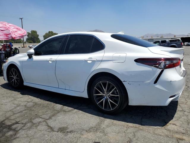 4T1G11AK4MU595334 - 2021 TOYOTA CAMRY SE WHITE photo 2