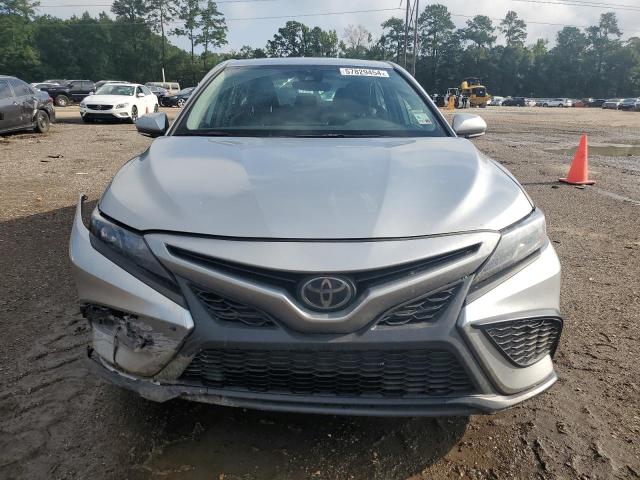 4T1G11AK1PU724540 - 2023 TOYOTA CAMRY SE NIGHT SHADE SILVER photo 5
